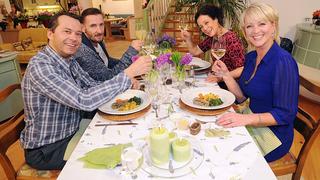 V.l.: Christian Häckl, Mark Keller, Barbara Wussow und Ulla Kock am Brink freuen sich auf den gemeinsamen Abend beim "perfekten Promi Dinner".