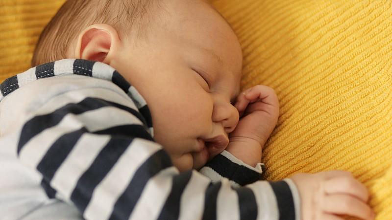 Babys mit einer eher artenarmen Bakteriengemeinschaft im Darm schlafen besonders tagsüber viel.