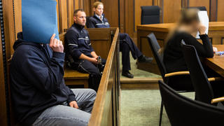 Die Angeklagten Pascale W. (l) und Melanie W. (r) sitzen am 25.05.2016 im Landgericht in Mönchengladbach (Nordrhein-Westfalen) vor dem Prozess. Der Vater soll seinen 19 Tage alten Sohn gequält und ermordet haben. Die Mutter steht wegen Totschlags durch Unterlassen vor Gericht, weil sie nicht eingeschritten sein soll. Foto: Maja Hitij/dpa +++(c) dpa - Bildfunk+++