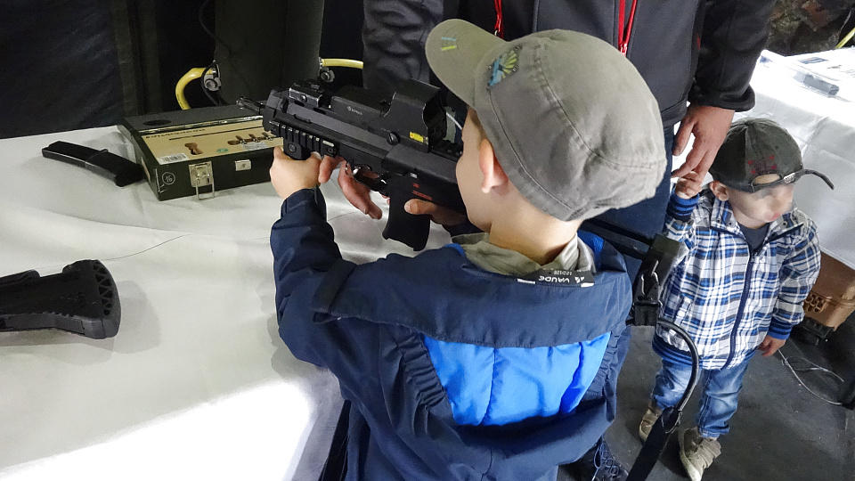 Kind spielt mit einer Bundeswehr-Waffe