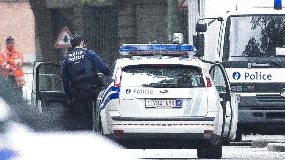 Polizeibeamter bei Brüsseler Anti-Terror-Razzia