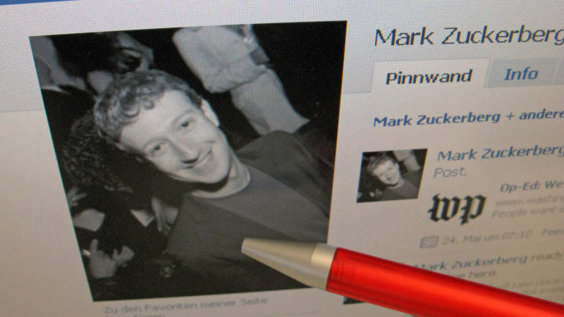 Mit einem Kugelschreiber wird am Dienstag (13.07.2010) in Berlin auf das Profilfoto von Facebook-Gründer Mark Zuckerberg gezeigt. Bei einem Gericht im US-Staat New York ist die Klage eines Mannes eingegangen, der 84 Prozent des Internet Unternehmens Facebook für sich beansprucht. Foto: Franz-Peter Tschauner dpa (zu bdt0177 vom 13.07.2010)  +++(c) dpa - Bildfunk+++