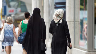 ARCHIV - Zwei Frauen mit Kopftuch und langer Oberbekleidung laufen am 22.07.2015 über die Königstraße in Stuttgart (Baden-Württemberg). Foto: Marijan Murat/dpa (zu dpa "Studie: Ressentiments gegen Muslime nehmen deutlich zu" vom 15.06.2016) +++(c) dpa - Bildfunk+++