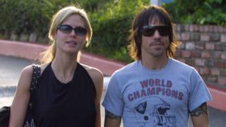 WEST HOLLYWOOD, CA - JANUARY 3:  Musician Anthony Kiedis and girlfriend model Heidi Klum hold hands after eating lunch at Cafe Med on January 3, 2003 in West Hollywood, California. (Photo taken by Ben-Ari Finegold/Getty Images)