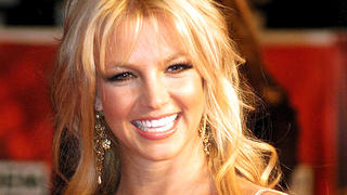 ARCHIV - Britney Spears (Archivfoto vom 24.01.2004) kommt um einen Prozess wegen Fahrens ohne Führerschein möglicherweise nicht herum. Ein Richter in Los Angeles setzte am Donnerstag (18.09.2008) den 15.10.2008 als Verhandlungstermin fest, wie der Internetdienst E!Online berichtete. Sollte es bei einer weiteren Anhörung am 08.10.2008 nicht in letzter Minute noch zu einer Einigung zwischen Staatsanwaltschaft und Verteidigung kommen, ist das Verfahren unausweichlich. Spears müsste allerdings nicht persönlich erscheinen. Foto: Radek Pietruszka +++(c) dpa - Bildfunk+++