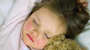 Das dreijährige Mädchen Amy, das erkältet ist, schläft mit ihrem Teddy, aufgenommen am 15.04.2010 in Frankfurt (Oder). Foto: Patrick Pleul