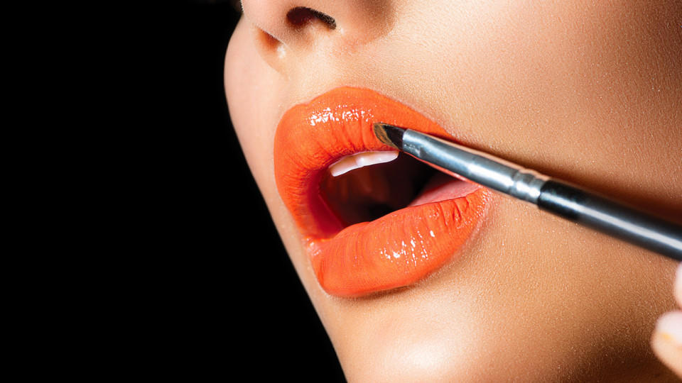 Lippenstift mit Lippenpinsel auftragen