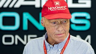 epa05401574 Mercedes AMG F1 Non-Executive Chairman Niki Lauda seen during a practice session at the 2016 Formula One Grand Prix of Austria in Spielberg, Austria, 01 July 2016. The 2016 Formula One Grand Prix of Austria will take place on 03 July 2016. EPA/EXPA/JOHANN GRODER +++(c) dpa - Bildfunk+++