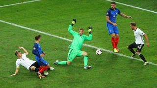 Antoine Griezmann (2-L) of France scores the 2:0 lead during the UEFA EURO 2016 semi final soccer match between Germany and France at the Stade Velodrome in Marseille, France, 07 July 2016. Bastian Schweinsteiger (L) and goalkeeper Manuel Neuer of Germany, Olivier Giroud of France and Benedikt Hoewedes (L-R) Photo: Christian Charisius/dpa (RESTRICTIONS APPLY: For editorial news reporting purposes only. Not used for commercial or marketing purposes without prior written approval of UEFA. Images must appear as still images and must not emulate match action video footage. Photographs published in online publications (whether via the Internet or otherwise) shall have an interval of at least 20 seconds between the posting.) +++(c) dpa - Bildfunk+++