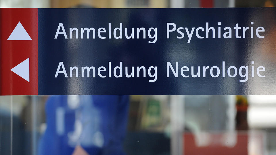 Ein Psychiatrie-Patient hat in Frankfurt am Main einem Polizisten die Dienstwaffe entrissen