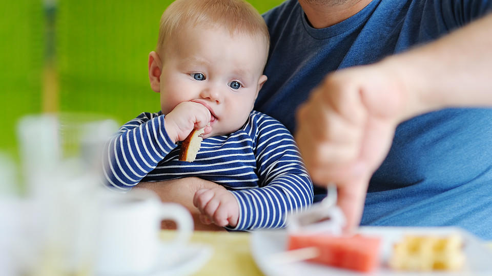 Ein kleines Baby isst Nahrung.
