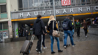 Bahnreisende und Passanten gehen am 01.01.2016 in München (Bayern) in den Hauptbahnhof. Nach den akuten Terrorwarnungen der Silvesternacht in München ist die Gefahr nach Angaben der Polizei noch nicht komplett gebannt. Foto: Sven Hoppe/dpa |