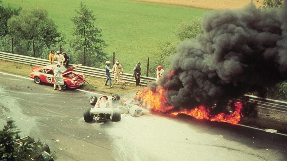 Nach einem Zusammenstoß in der zweiten Runde beim Grand Prix auf dem Nürburgring am 01.08.1976 brennt der Ferrari des österreichischen Formel-1-Weltmeisters Niki Lauda. Nur in letzter Sekunde entkam Niki Lauda vor 30 Jahren auf dem Nürburgring dem To