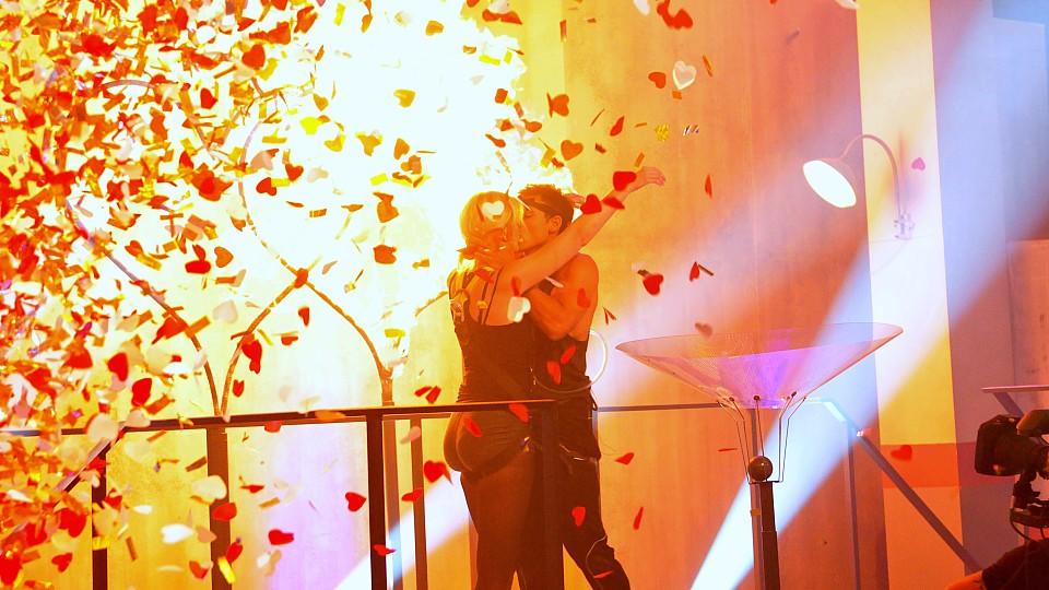 Glitzerregen und ein dicker Kuss: Xenia von Sachsen und Rajab Hassan feiern ihren "Sommerhaus"-Sieg.