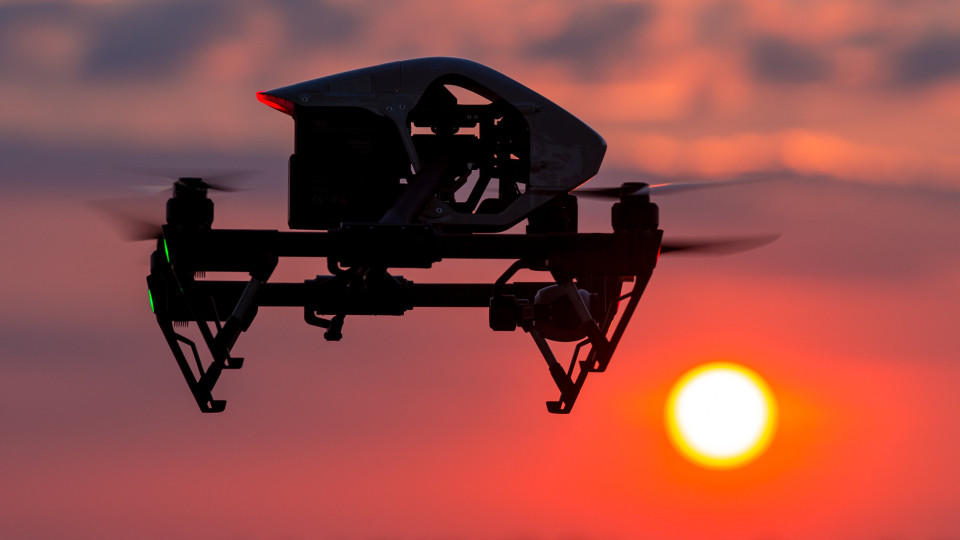 ARCHIV - ILLUSTRATION - Ein Quadrocopter (Drohne) vom Typ DJI Inspire 1 fliegt im Sonnenuntergang über einem Feld in Sieversdorf (Brandenburg), fotografiert am 08.06.2016 (gestelltes Bild zum Thema: Drohne) Foto: Patrick Pleul/dpa (zu "Gefährliche Be