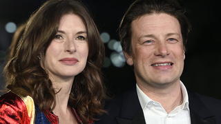 epa05216920 British chef Jamie Oliver (R) and his wife Jools Oliver (L) arrive for the European premiere of 'Eddie the Eagle' at Leicester Square in London, Britain, 17 March 2016. The movie opens in British theaters on 28 March. EPA/FACUNDO ARRIZABALAGA |