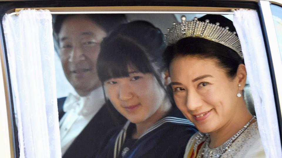 ©Kyodo/MAXPPP - 01/01/2016 ; Crown Prince Naruhito (L), his wife Crown Princess Masako (R) and their daughter Princess Aiko head to the Imperial Palace in Tokyo to offer New Year's greetings to Emperor Akihito and Empress Michiko on Jan. 1, 2016. (Pool photo)(Kyodo) ==Kyodo |