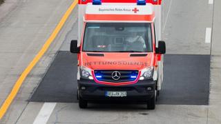 Ein Krankenwagen fährt mit Blaulicht. Foto: Armin Weigel/Archiv