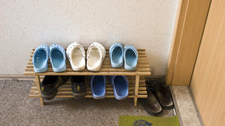 Schuhe im Hausflur vor einer EingangstÃ¼r