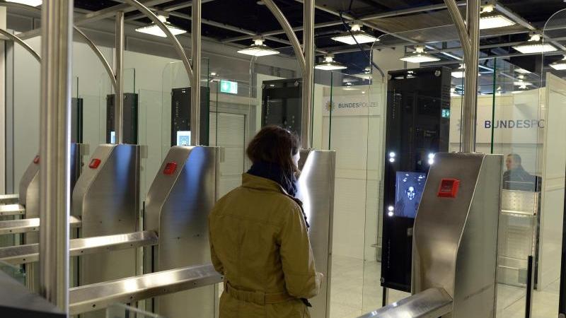 Eine Frau benutzt am Flughafen die automatisierte Passkontrolle. Foto: Federico Gambarini/Archiv