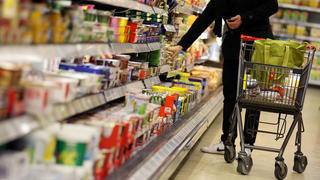 Ein 58-Jähriger wurde beim Einkaufen im Supermarkt dreist beklaut. (Symbolbild)