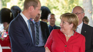 Prinz William von Großbritannien und Nordirland und Bundeskanzlerin Angela Merkel (CDU) reichen sich  anlässlich des Festaktes zum 70-jährigen Bestehen des Landes Nordrhein-Westfalen an der Tonhalle am 23.08.2016 in Düsseldorf (Nordrhein-Westfalen) die Hände. Foto: Maja Hitij/dpa +++(c) dpa - Bildfunk+++
