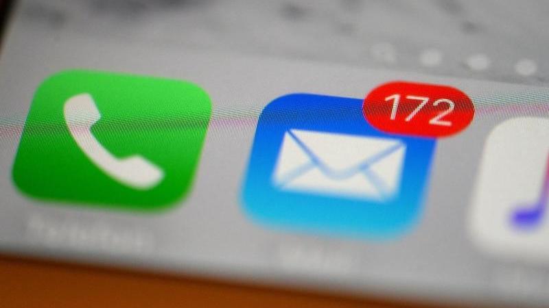 Auf einem iPhone werden 172 ungelesene Mails angezeigt. Foto: Jens Kalaene/Archiv