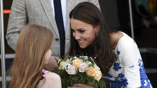 Frische Blumen, altes Kleid: Herzogin Kate wird in Luton von einer jungen Dame empfangen