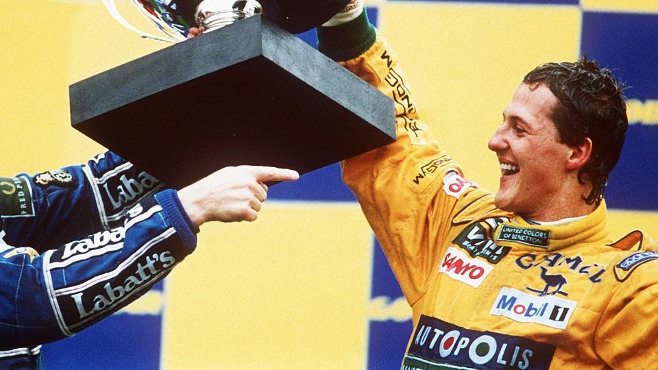 Der deutsche Formel-1-Rennfahrer Michael Schumacher (r) und der Brite Nigel Mansell, der Zweiter wurde, mit dem Siegerpokal am 30.08.1992 in Spa (Belgien). Mit seinem ersten Grand Prix-Sieg krönte Michael Schumacher aus Kerpen am 30.8.1992 beim Große