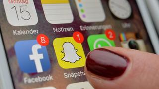 ILLUSTRATION - Auf dem Display eines iPhone sind die Logos von Facebook, Snapchat und Whats App zu sehen, aufgenommen am 15.02.2016 in Osterode am Harz. Foto: Frank May