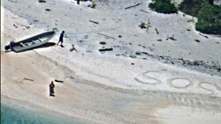 epa05511628 A handout photograph made available on 27 August 2016 by the US Navy showing a pair of stranded mariners signaling for help by writing 'SOS' in the sand as a US Navy P-8A Poseidon aircraft crew from Patrol Squadron (VP) 8 flies over in support of a Coast Guard search and rescue mission at East Fayu Island, Micronesia, on 25 August 2016. The P-8A crew flew in support of US Coast Guard Sector Guam after AMVER vessel British Mariner reported light signals from an uninhabited island in the state of Chuuk in the Federated States of Micronesia (FSM). Patrol boat Palikir from Federated States Micronesia is currently en route to conduct rescue operations. EPA/US NAVY / HANDOUT BEST QUALITY AVAILABLE HANDOUT EDITORIAL USE ONLY/NO SALES +++(c) dpa - Bildfunk+++