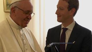 Mark Zuckerberg überreichte Papst Franziskus ein Model der solargetriebenen Drohne Aquila.