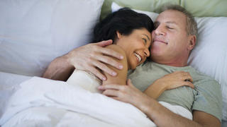 Happy mature couple laying in bed Keine Weitergabe an Drittverwerter.