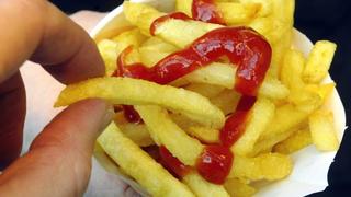 ARCHIV - Eine Portion Pommes frites mit Ketchup, aufgenommen am 04.12.2002 in Düsseldorf. McDonald's-Liebhaber in einigen Ländern müssen sich auf einen neuen Geschmack einstellen: Die Fast-Food-Kette will künftig keinen Ketchup mehr von dem legendären US-Hersteller H.J. Heinz beziehen. Foto: Gero Breloer/dpa (zu dpa 0568 vom 28.10.2013) +++(c) dpa - Bildfunk+++