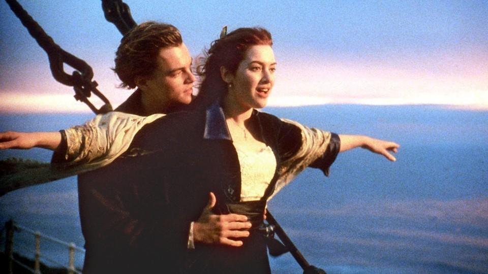 Leonardo DiCaprio als Jack Dawson und Kate Winslet als Rose DeWitt Bukater in einer Szene des Films «Titanic» (undatiertes Handout). James Camerons Melodram eroberte vor rund 14 Jahren weltweit die Kinosäle. Bald kommt das Drama mit Kate Winslet und 