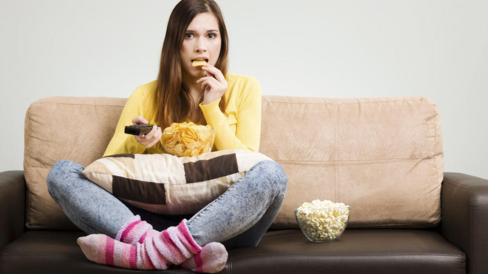 Frau,Langeweile,essen,naschen,Chips,Popcorn,Fernseher