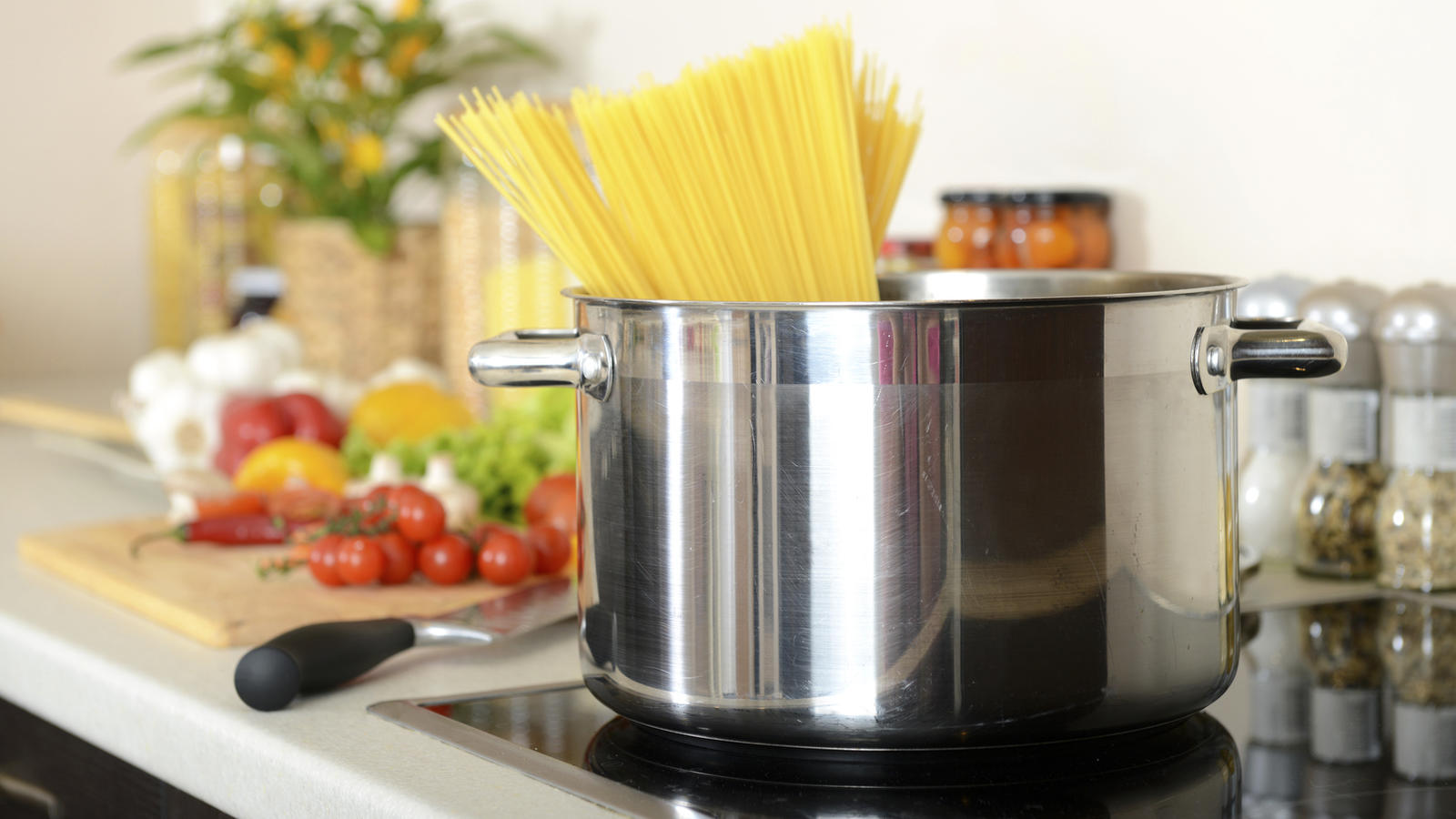 spaghetti-kochen-wird-bei-den-aktuellen-preisen-zum-teuren-luxus