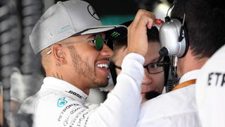 epa05521699 British Formula One driver Lewis Hamilton of Mercedes AMG GP reacts during the third practice session of the 2016 Formula One Grand Prix of Italy at the Formula One circuit in Monza, Italy, 3 September 2016. EPA/Daniel Dal Zennaro +++(c) dpa - Bildfunk+++
