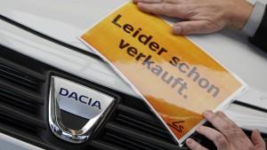 Ein Verkäufer in einem Autohaus in Leipzig befestigt ein Schild "Leider schon verkauft" an einem Dacia Sandero, aufgenommen am Donnerstag (05.02.2009). Der Wagen kostet in der Minimalvariante 7.500 Euro. Wer seinen alten Pkw verschrotten lässt und 2.500 Euro Abwrackprämie kassiert, kauft ein neues Auto damit für 5.000 Euro. Durch den Ansturm auf die Autohäuser müssen Kunden in Leipzig jetzt bereits bis Juni auf die Auslieferung ihres Dacia Sandero warten. Foto: Jan Woitas dpa/lsn +++(c) dpa - Bildfunk+++
