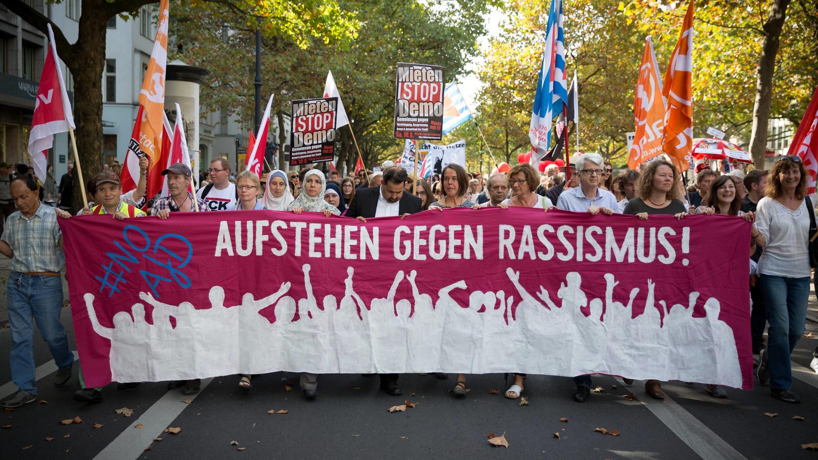 Demo Aufstehen gegen Rassismus Mehrere tausend Menschen beteiligen sich in Berlin an einer Demonstration unter dem Motto Aufstehen gegen Rassismus! gegen Rasissmus und gegen die AfD (Alternative für Deutschland). Local CaptionDemonstration up against