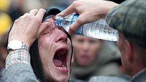 Ein Gegner des Bahnprojekts Stuttgart 21 lässt sich am Donnerstag (30.09.2010) in Stuttgart im Schlossgarten nach einem Pfefferspray-Einsatz der Polizei die Augen mit Wasser auswaschen. Mit einem Großaufgebot hat die Polizei am damit begonnen, einen