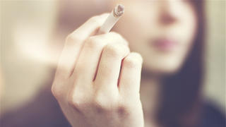 Frau raucht, Rauchen