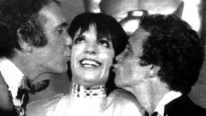 Die amerikanische Schauspielerin und Sängerin Liza Minelli wird während der Oscar-Verleihung am 28.3.1973 im Music Center in Hollywood von den Mit-Preisträgern Joel Grey (r) und Albert Ruddy geküsst. Minelli erhielt den begehrten Filmpreis als Beste Hauptdarstellerin für ihre Rolle in "Cabaret", Joel Grey als Bester Nebendarsteller in "Cabaret" und der Produzent  Ruddy für den als besten Film ausgezeichneten Mafia-Streifenfs10 fp\fs16"Der Pate".