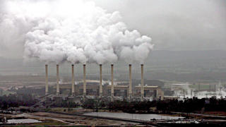 HANDOUT - FILE - The picture shows the Hazelwood power plant in the La Trobe Valley in Victoria, Australia, Thursday 11 August 2005. EPA/GREENPEACE ** NO ARCHIVING, EDITORIAL USE ONLY, NOT FOR RESALE (zu dpa «Australische Klimaexperten kritisieren Bericht der eigenen Behörde» vom 05.09.2016) +++(c) dpa - Bildfunk+++