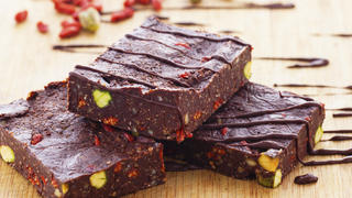 Spicy raw vegan brownies with pistachios and goji berries