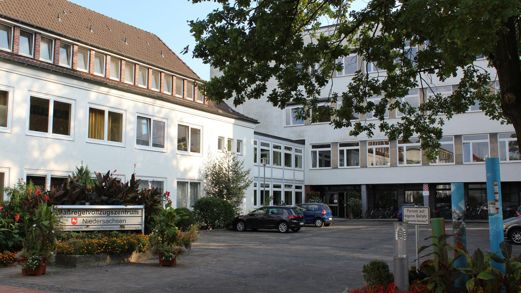 Der Eingang zum Maßregelvollzug in Rehburg-Loccum (Niedersachsen), aufgenommen am 23.09.2016. Bei einem unbegleiteten Freigang soll ein Maßregelvollzugs-Patient aus Rehburg-Loccum eine 23-jährige Frau umgebracht haben. Am 28.09.2016 beginnt vor dem L