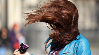 ARCHIV - Windböen wehen einer Frau am 10.10.2011 in Köln die Haare ins Gesicht. Foto: Oliver Bergdpa (zu dpa Korr-Bericht "Die Zeichen stehen auf Sturm - für die Frisur" vom 15.01.2015) +++(c) dpa - Bildfunk+++