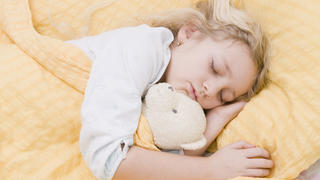 Mädchen liegt im Bett und schläft - girl sleeping Keine Weitergabe an Drittverwerter.