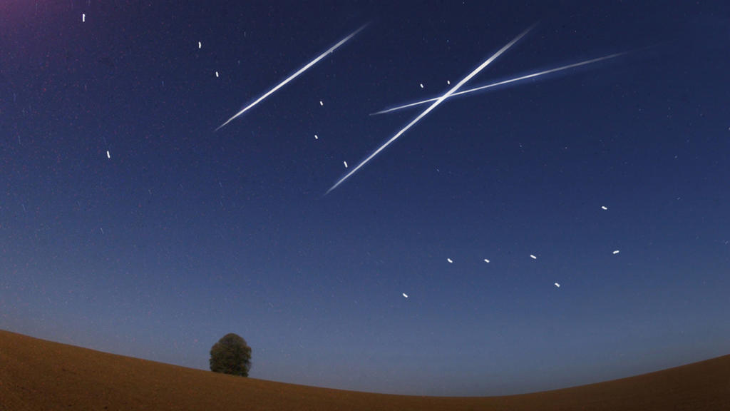 ARCHIV - Drei Sternschnuppen ziehen ihre Bahnen (Archivfoto vom 13.11.2005, aufgenommen in Nucknitz/Sachsen). Ein kosmisches Feuerwerk erstrahlt in den kommenden Nächten am Firmament: Der Sternschnuppenstrom der Perseïden regnet wie jedes Jahr im Aug