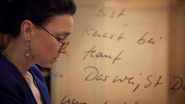 Simone Steinkamp liest einen Brief von ihrem Mann Richard